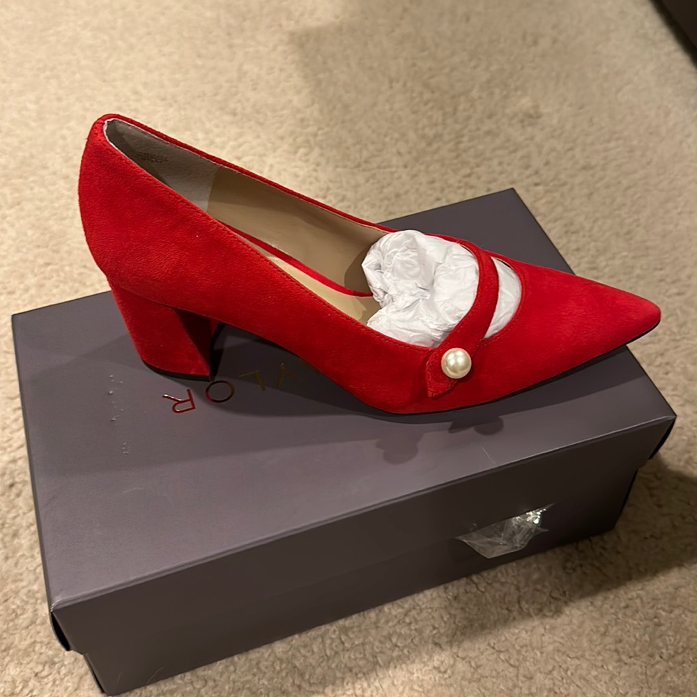Brand new Ann Taylor Essie maryjane pumps!